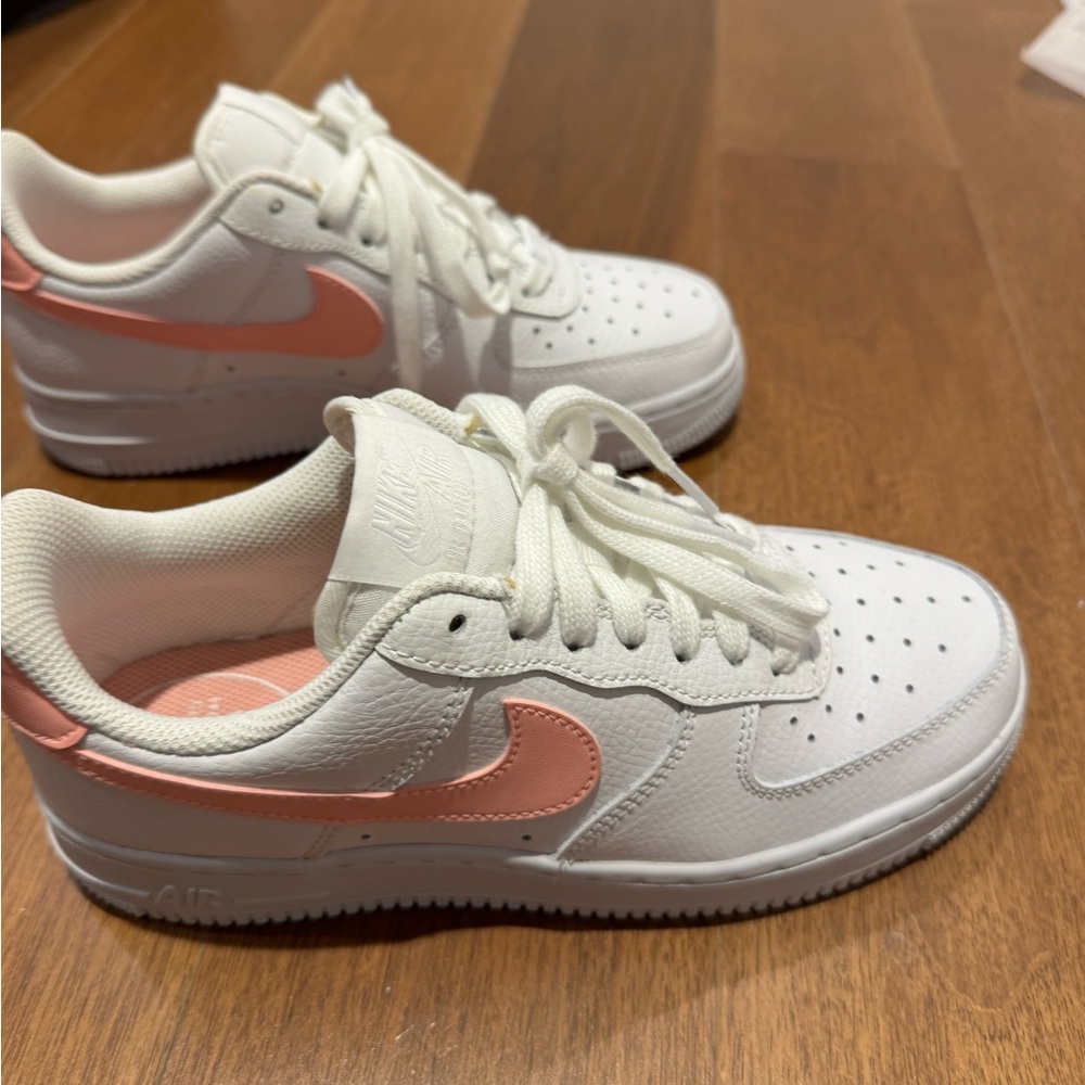 Brand new Nike women’s Air Force 1 sneakers in white with a peach swish
